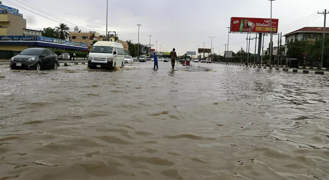 Sudan'da sağanak yağış hayatı olumsuz etkiledi. Havalimanını su bastı