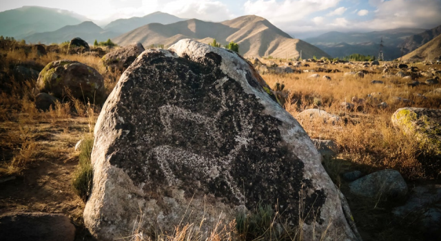 Türk tarihinin geçmişi burada yatıyor: Çolpon-Ata Petroglifleri