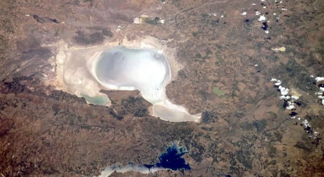 Tuz Gölü'ndeki kuraklık uydudan görüntülendi