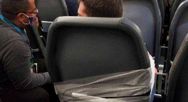 Uçakta kabin görevlilerine saldıran yolcu, koli bandıyla koltuğuna bağlandı