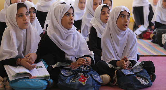 Afganistan'ın Herat kentinde kız öğrenciler eğitimlerine devam ediyor