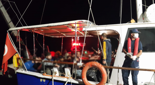 Çanakkale açıklarında teknede 193 göçmen yakalandı