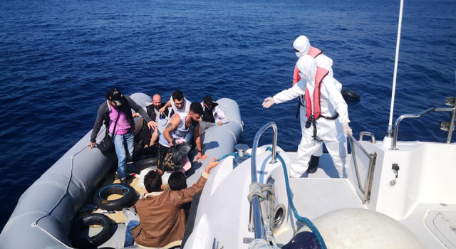 Marmaris açıklarında lastik bottaki 15 göçmen kurtarıldı