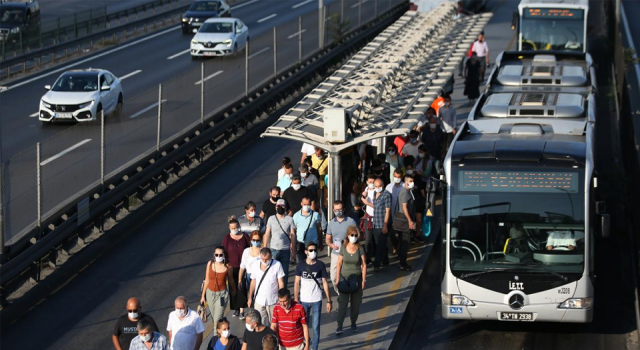 Salgın korkusu İstanbul'da toplu taşıma kullanımını yarı yarıya düşürdü