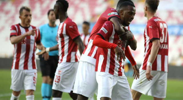 Sivasspor, bu kez sahasında ilk galibiyetini aldı: 4-0