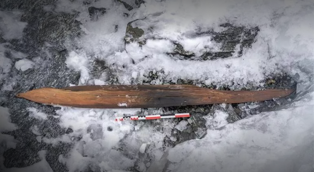 Arkeologlardan şaşırtıcı keşif: Buzullarda 1300 yıllık kayak takımı bulundu