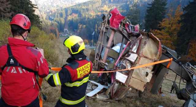 Çekya'da korkunç olay! Teleferik kabini 30 metreden yere çakıldı