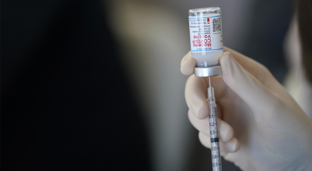 İsveç, Moderna'nın geliştirdiği koronavirüs aşısının uygulanmasını durdurdu
