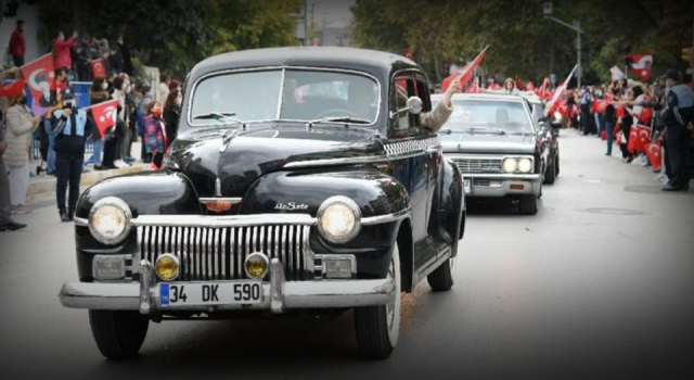 Kadıköy’de klasik otomobillerden Cumhuriyet konvoyu
