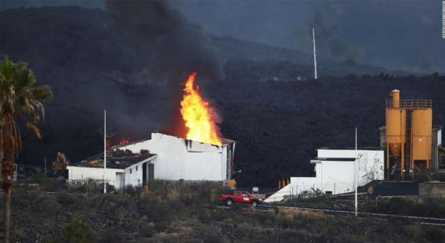 La Palma'da yanardağdan akan lav çimento fabrikasını yaktı