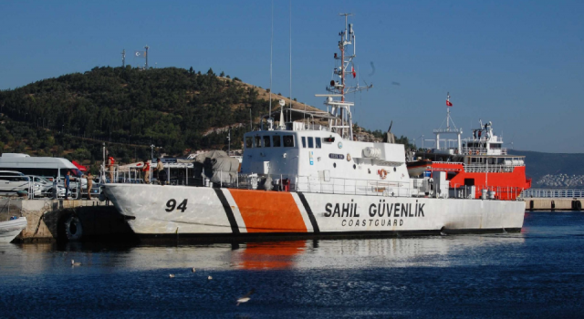Sahil Güvenlik Komutanlığı, Türk Kara sularına itilen düzensiz göçmenleri kurtardı