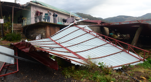Aydın'da fırtına ve hortum! 15 ev zarar gördü