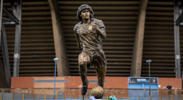 İtalya'da Maradona'nın heykeli dikildi