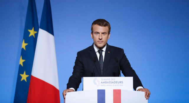 Macron, Fransa bayrağını 1976 öncesine döndürme kararı aldı