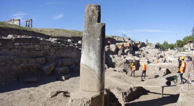 "Yaren Dede Türbesi" zannedilen taş Antik Agora'ya ait çıktı