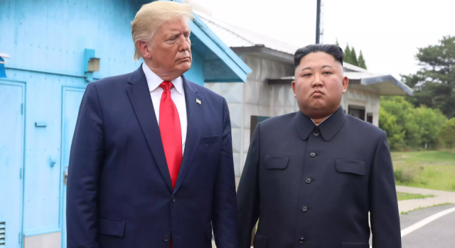 Donald Trump'dan Kim Jong-un'a "Roket Adam" hediyesi