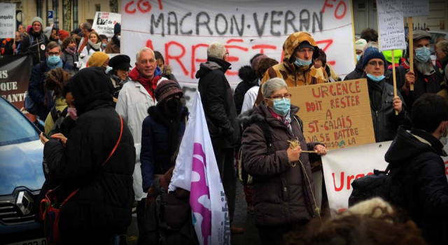 Fransa'da sağlık çalışanları protesto düzenledi