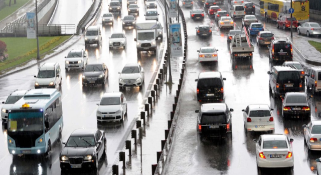 İstanbul'da yağmurun etkisiyle trafikte yoğunluk oluştu