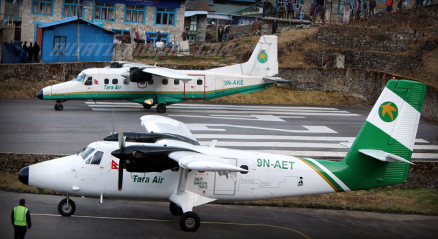 Nepal’de bir uçak yolcular tarafından itildi