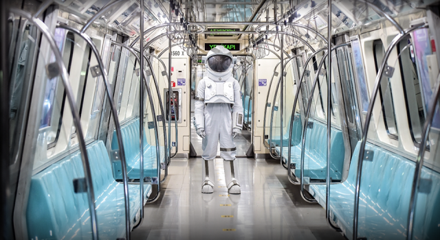 Uzay kıyafetiyle metroda yolculuk yaptı