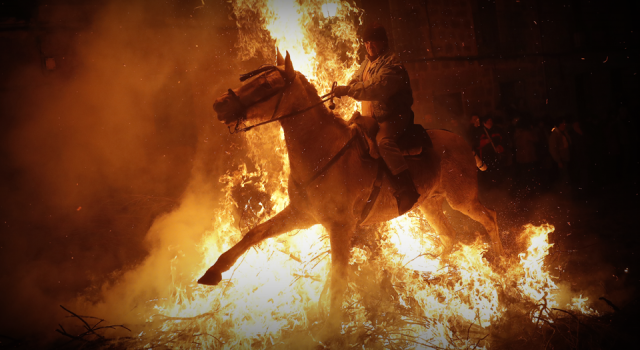 18. yüzyıldan kalma gelenek: Atlar ateş üzerinden atlatıldı