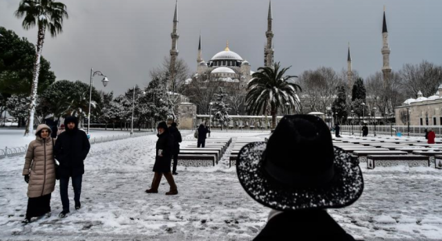 İstanbul, gözünü karlı bir sabaha açtı