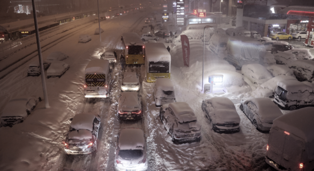 İstanbul'da kar kalınlığı 85 cm'ye kadar ulaştı