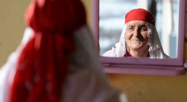 Nafiye nine, 67 yıldır kırmızı giyiniyor