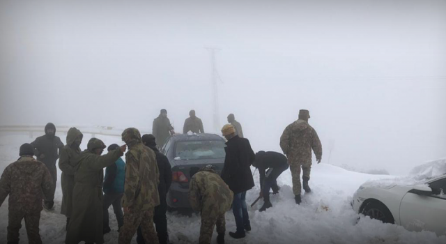 Pakistan'da yoğun kar yağışı! 21 kişi donarak öldü