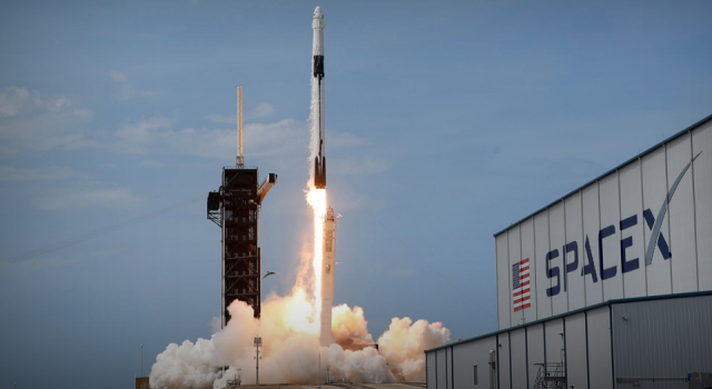 SpaceX, 49 uyduyu daha Uzay'a gönderdi