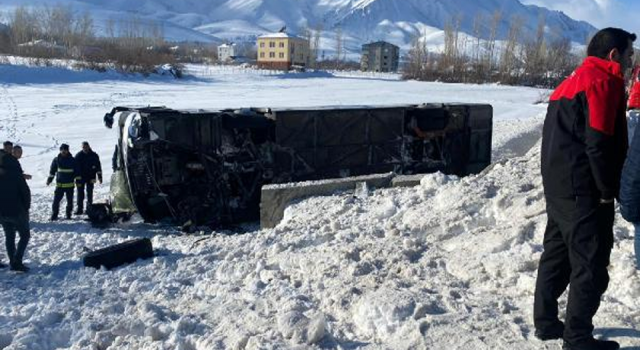 Van'da yolcu otobüsü devrildi: 2'si ağır, 9 yaralı