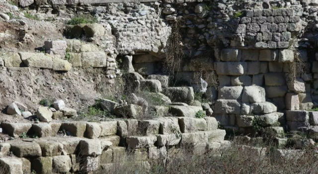 Bergama Antik Kenti'nde 2500 yıllık sur duvarları keşfedildi