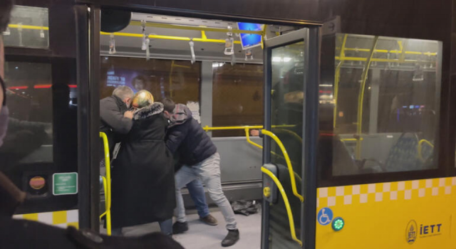 Metrobüs’te bıçaklı saldırgan dehşeti