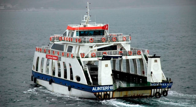 Çanakkale'de feribot seferlerine 'fırtına' engel oldu