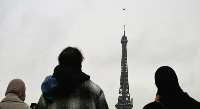 Fransa'nın başkenti Paris'in simgelerinden Eyfel Kulesi 6 metre uzadı
