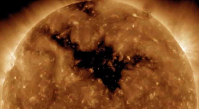 Güneş'in üzerinde Dünya'yı yutabilecek büyüklükte karanlık leke tespit edildi