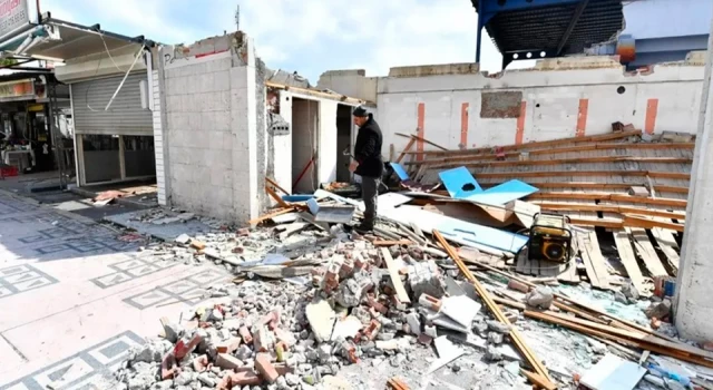Tunç Soyer mahkemenin durdurma kararına rağmen dükkânların yıkımına başlanmasına karşı çıktı