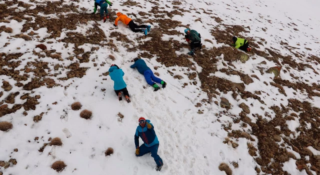 Van'da kayak yapan İtalyan kafilesinden 4 kişi çığ altında kaldı