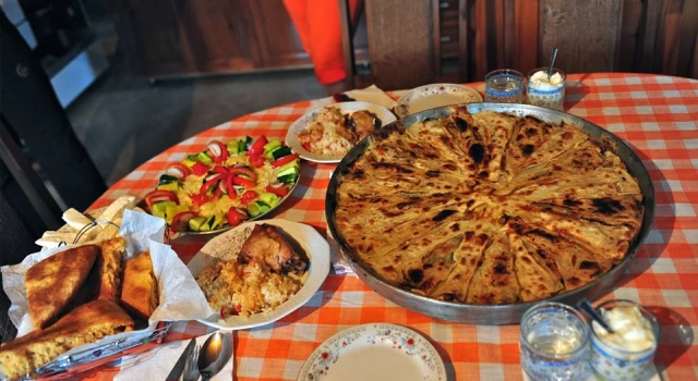Arnavut mutfağının eşsiz lezzeti, pidelerin kraliçesi: "Fliya"
