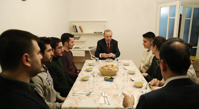 Cumhurbaşkanı Erdoğan, Beşiktaş'ta öğrenci evinde iftar yaptı