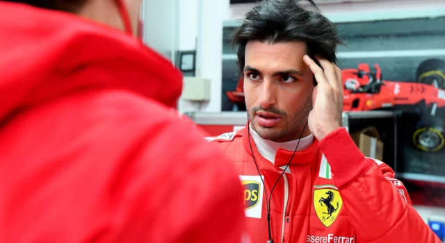 F1 takımı Ferrari, Carlos Sainz'ın sözleşmesini uzattı
