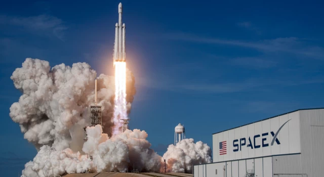 SpaceX, NASA astronotlarını yörüngeye gönderdi