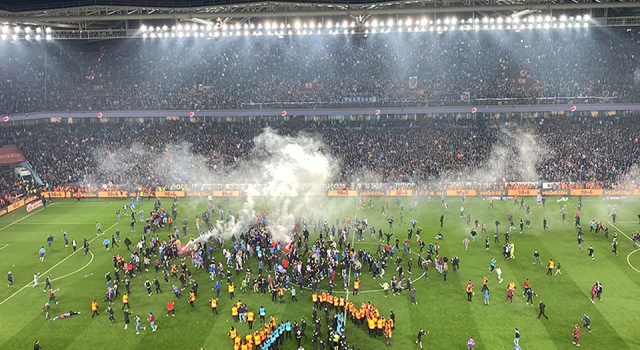 Trabzonspor maçında tribünler maç bitmeden sahaya indi