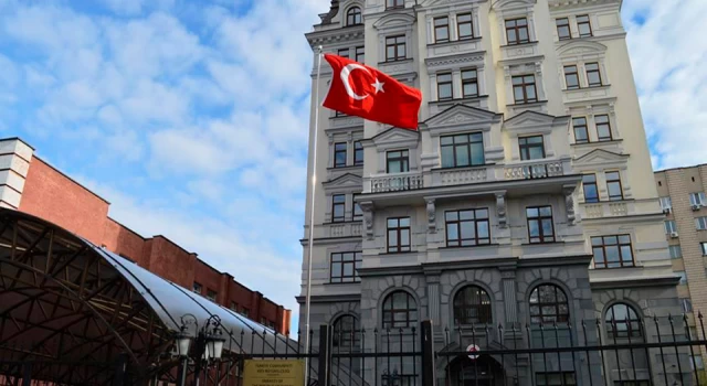 Türkiye'nin Kiev Büyükelçiliği, Kiev'de yeniden faaliyetlerine başladı