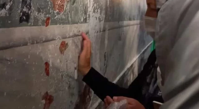 Ayasofya'da skandal! Duvarları kazıyıp poşetlere dolduruyorlar