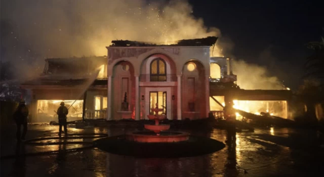 California'da yangın kısa sürede lüks bölgeyi sardı: 20 ev yandı