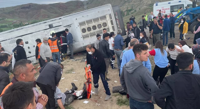 Çankırı'da işçi servisinin devrilmesi sonucu 18 kişi yaralandı