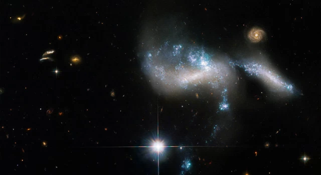 Dört cüce galaksi birleşme yolunda ilerliyor