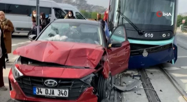 Eyüpsultan'da raylara giren otomobile tramvay çarptı!