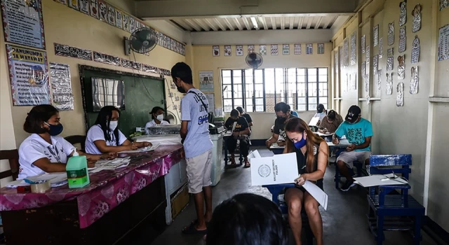 Filipinler'de devlet başkanlığı seçimini 64 yaşındaki Ferdinand Marcos kazandı